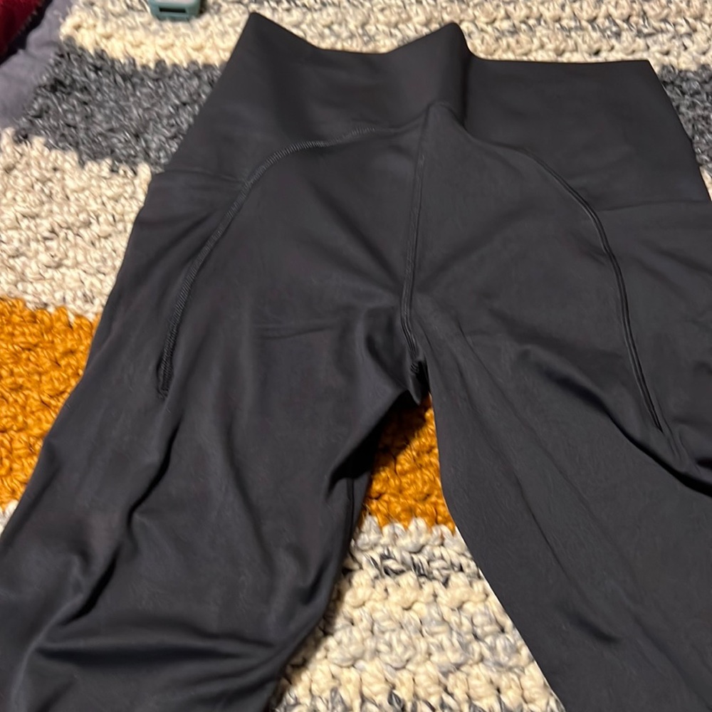 All in Motion flex high rise 7/8 legging. Size Medium. Color Black - Picture 6 of 9